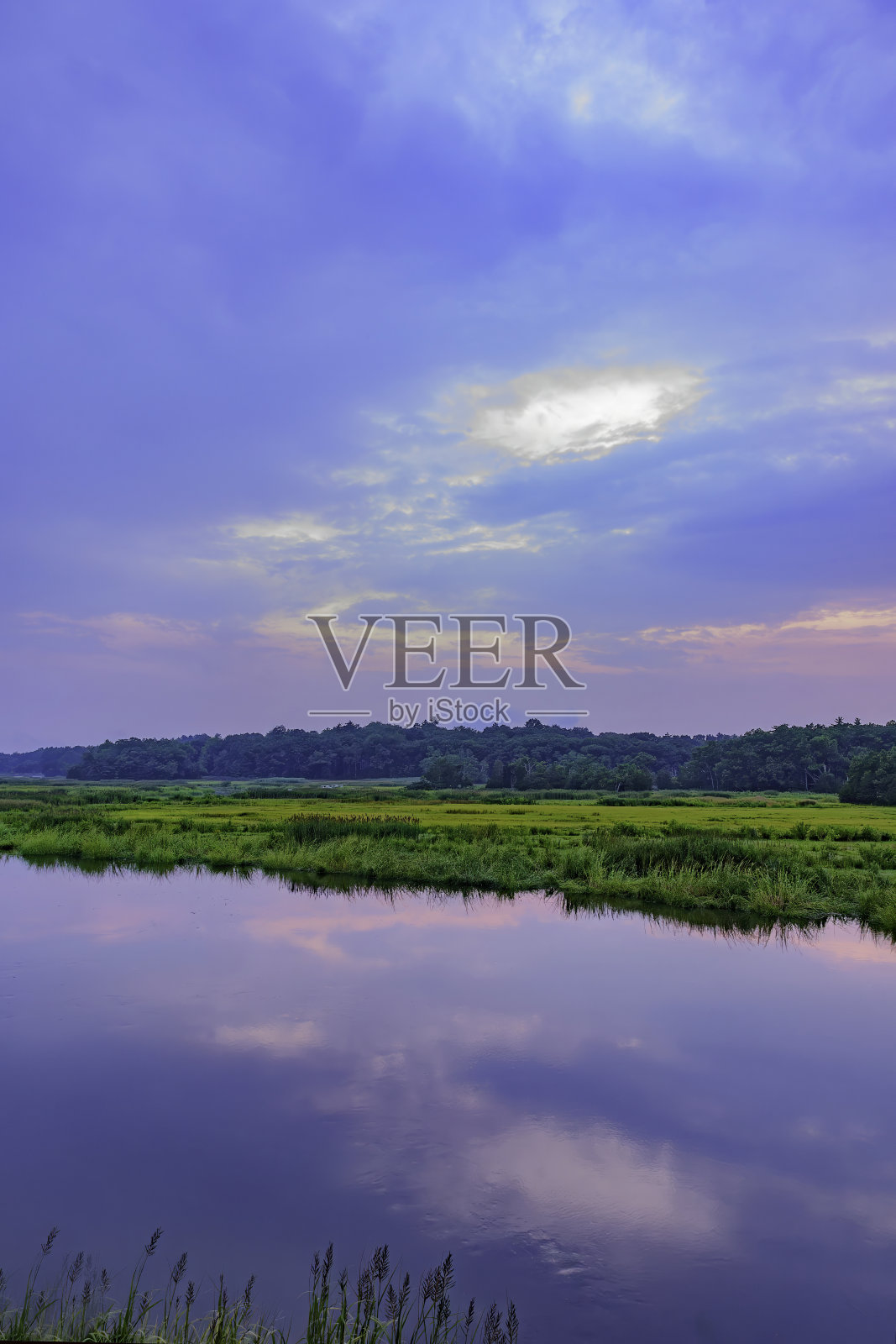 粉红色的倒影在帕克河垂直照片摄影图片