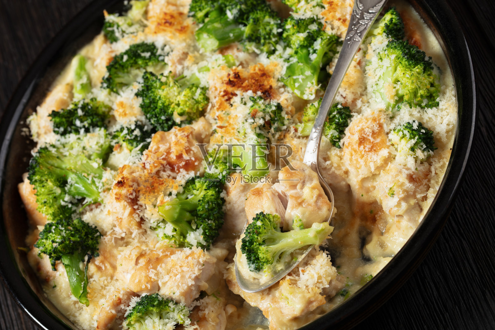 鸡块配西兰花和panko，俯视图照片摄影图片