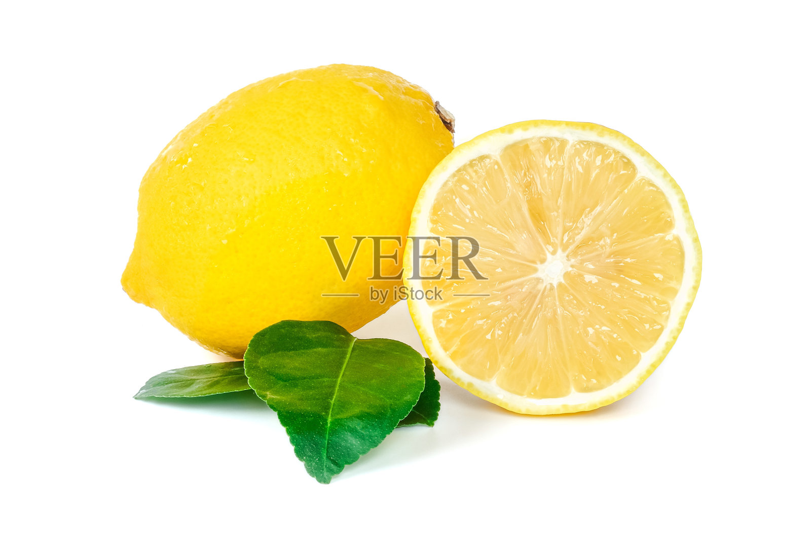白色背景上有叶子的柠檬。照片摄影图片