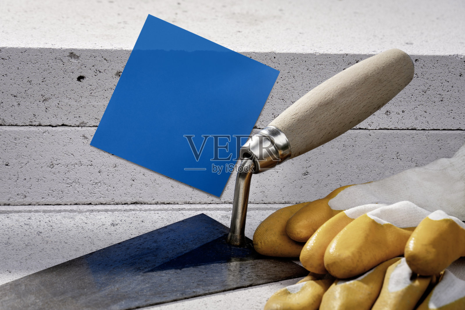 建筑材料中空白的蓝色便利贴。照片摄影图片