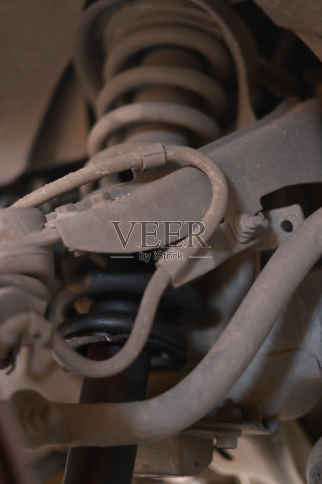 汽车修理，汽车底盘保养，减震器漏油，汽车修理，看前轮轴，汽车后轮减震器照片摄影图片