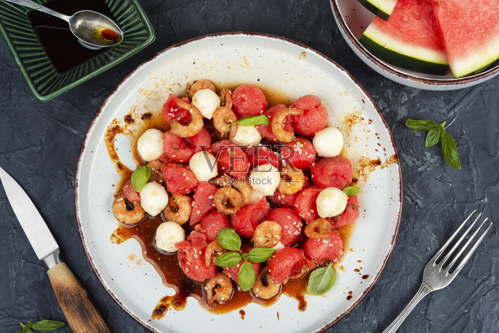 烤虾和西瓜沙拉照片摄影图片