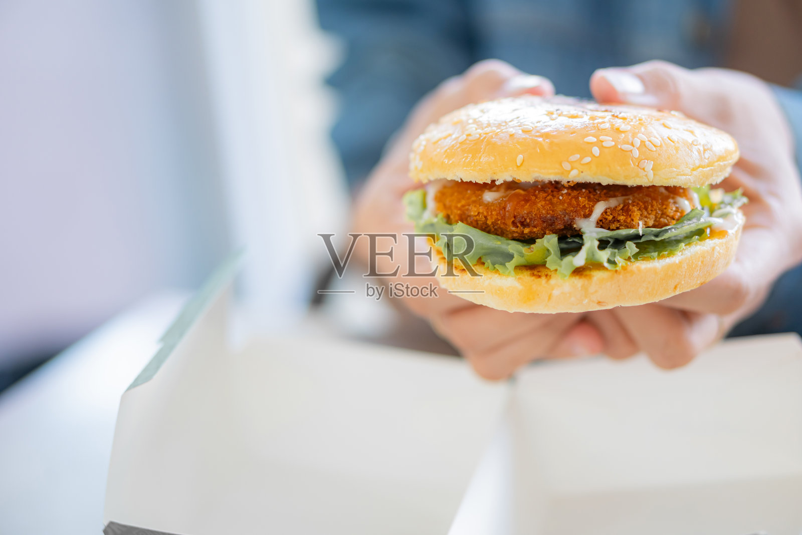 脆皮汉堡手配芝麻面包照片摄影图片