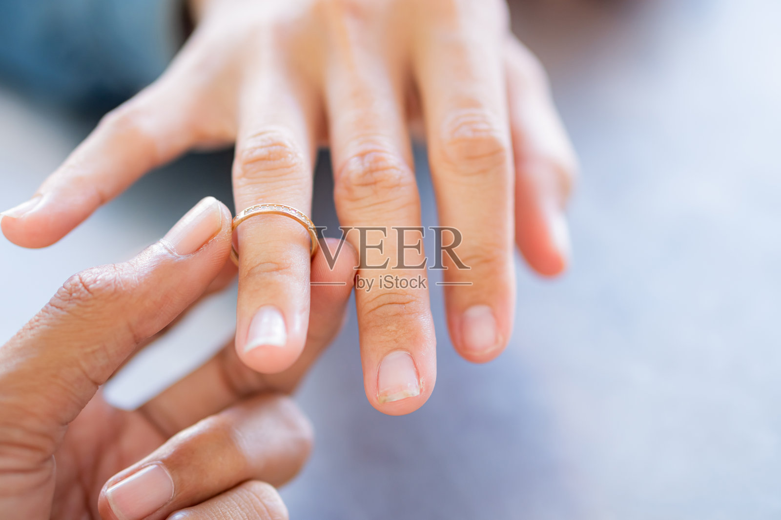 手握金戒指的特写照片摄影图片