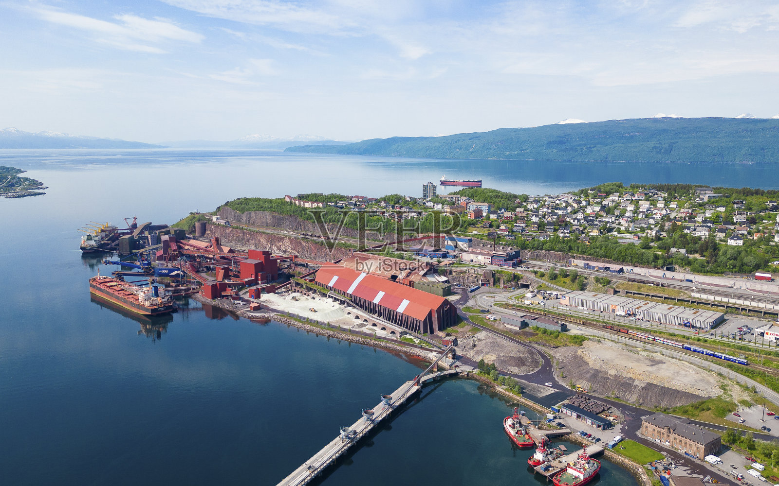 LKAB公司和纳尔维克港的鸟瞰图，散货船装载着来自瑞典基律纳矿的铁矿石照片摄影图片