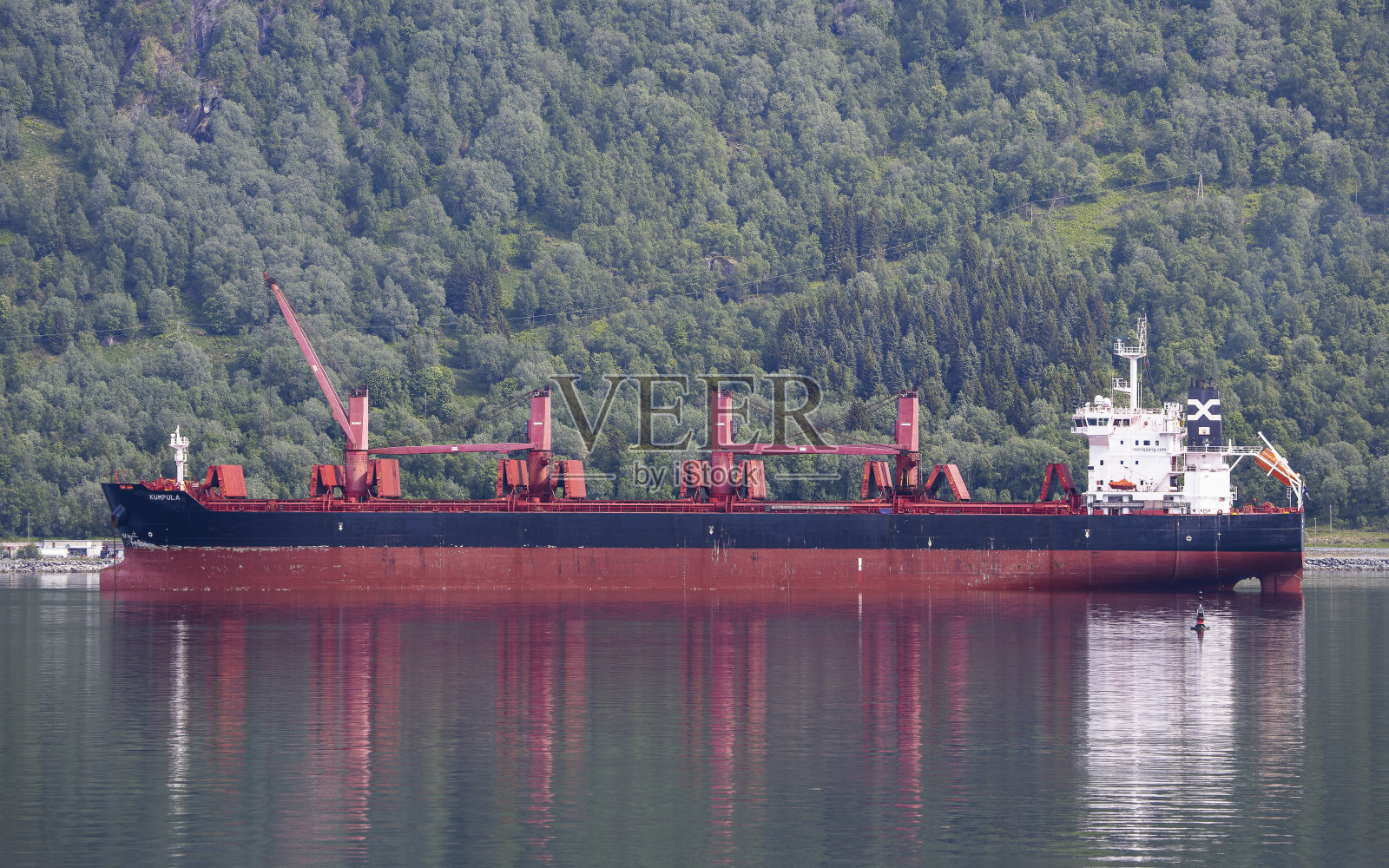 挪威纳尔维克港的昆普拉号散货船正在运送来自瑞典基律纳矿场的铁矿石照片摄影图片