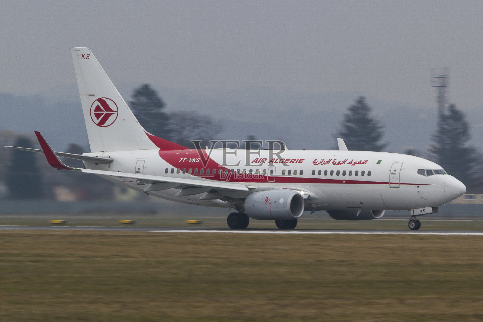 阿尔及利亚航空波音737-700在大雾天气条件下起飞照片摄影图片