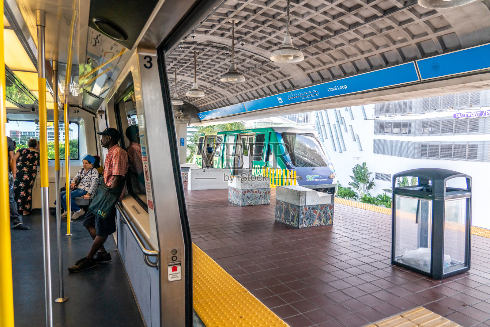 迈阿密市中心车站的地铁列车。地铁捷运是迈阿密的免费自动运输系统照片摄影图片