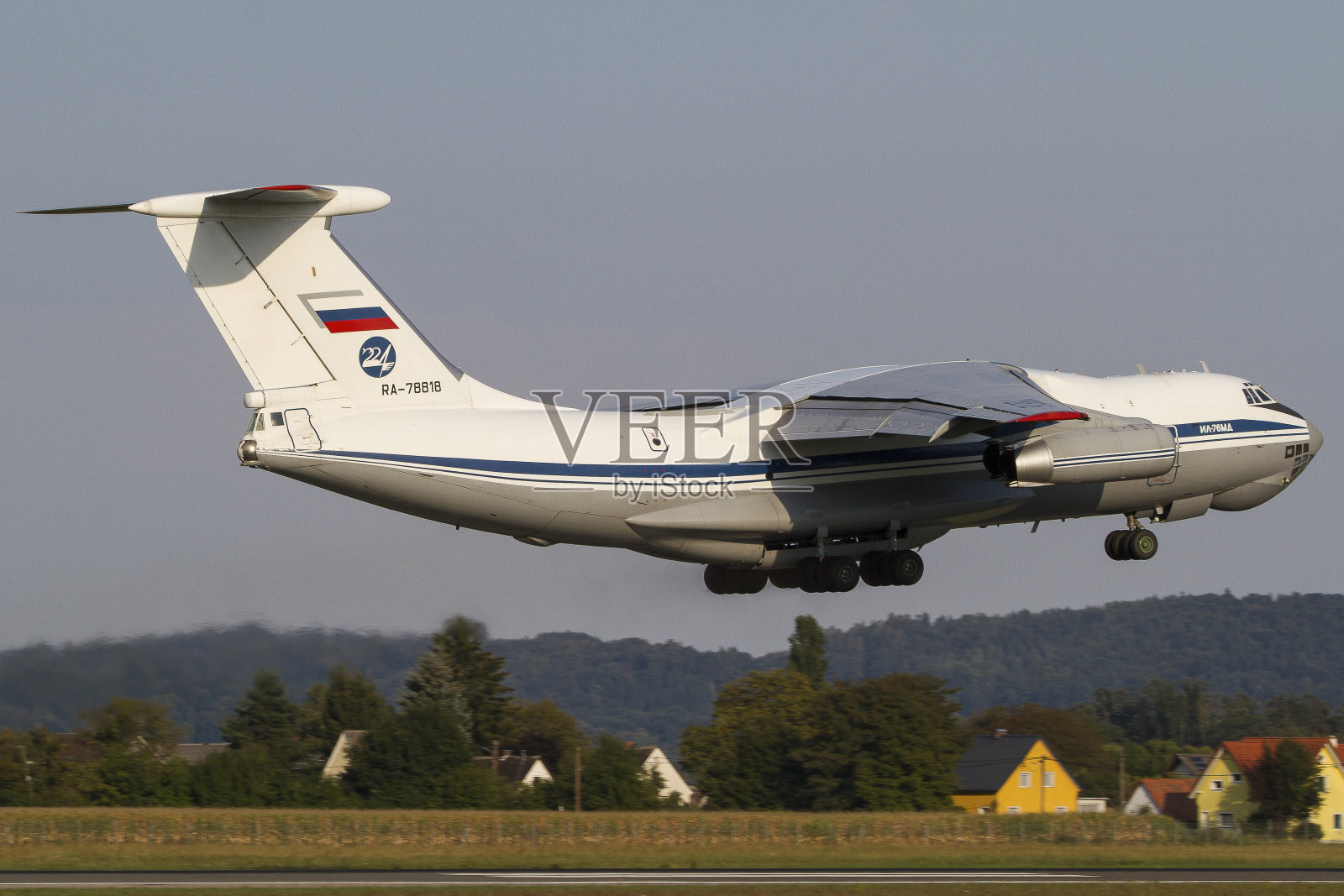 俄罗斯空军军用运输机伊尔-76正准备飞往莫斯科照片摄影图片