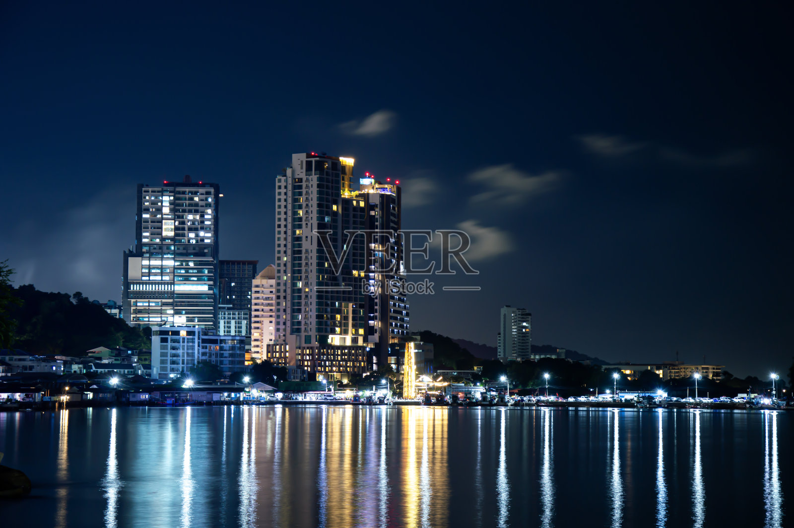 泰国海滨城市斯里拉差的夜景照片摄影图片