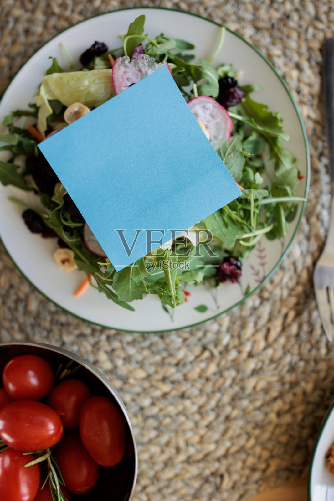 沙拉餐放在桌子上照片摄影图片