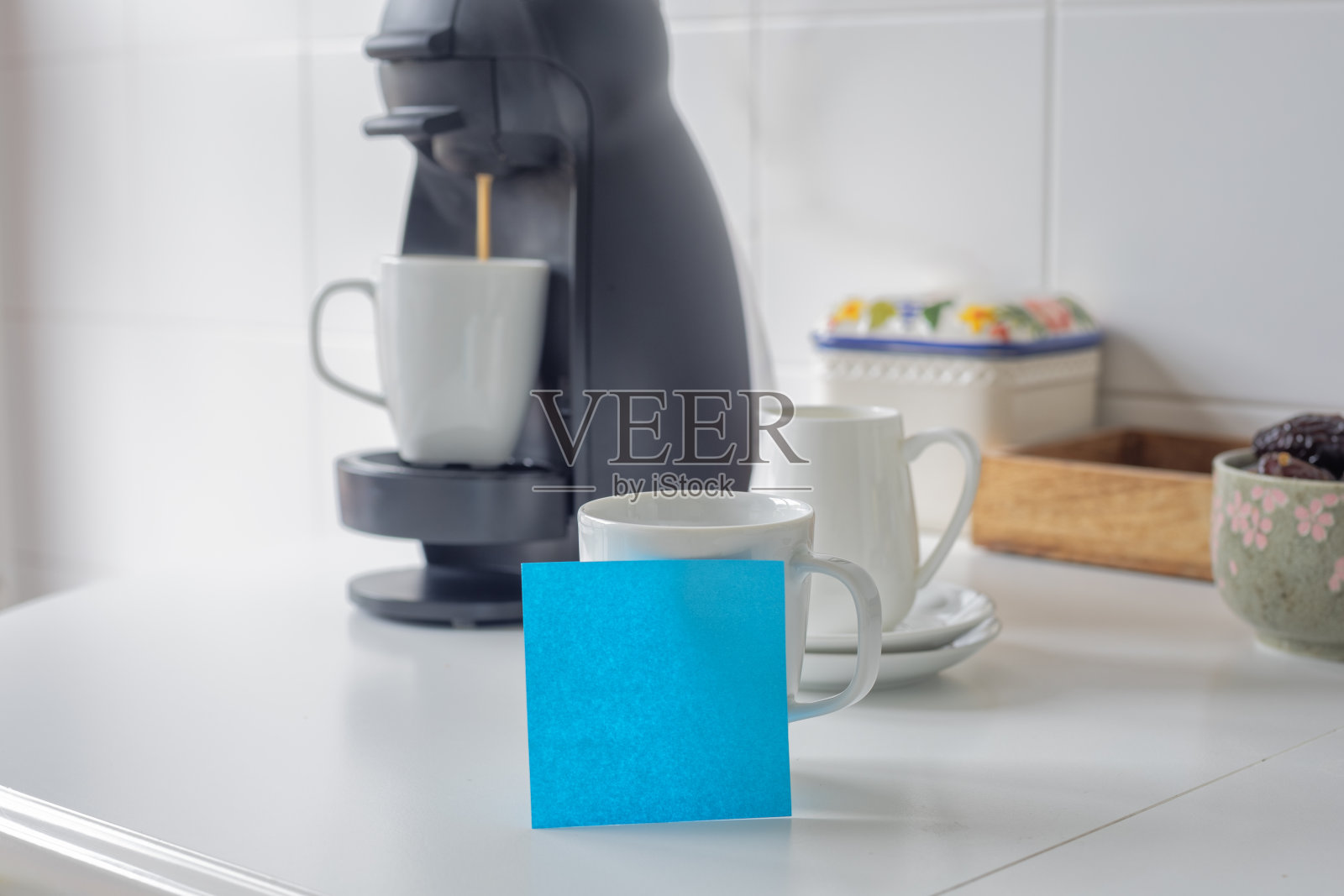 空白的蓝色记事本贴在咖啡杯上照片摄影图片