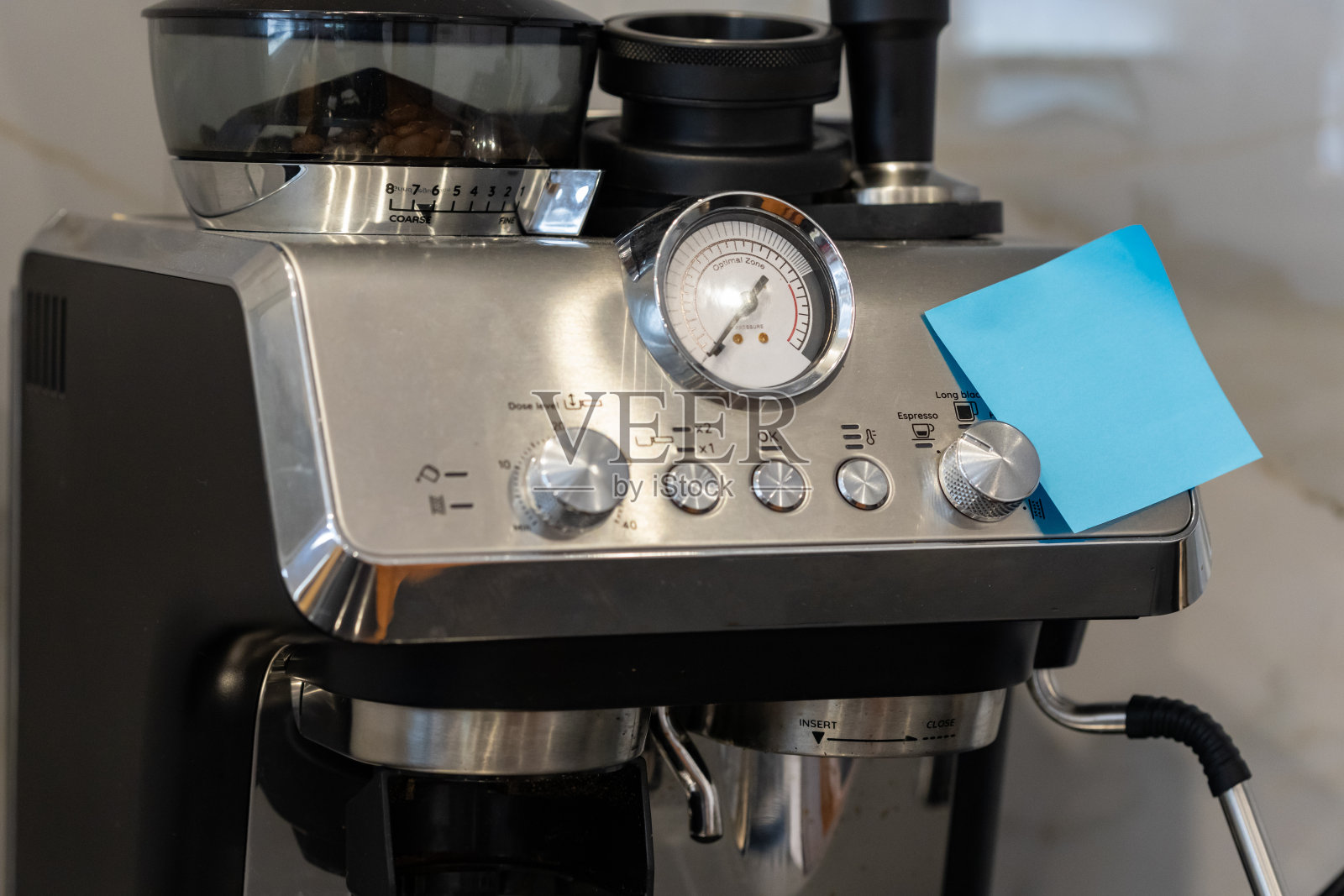 带蓝色便利贴的咖啡机照片摄影图片