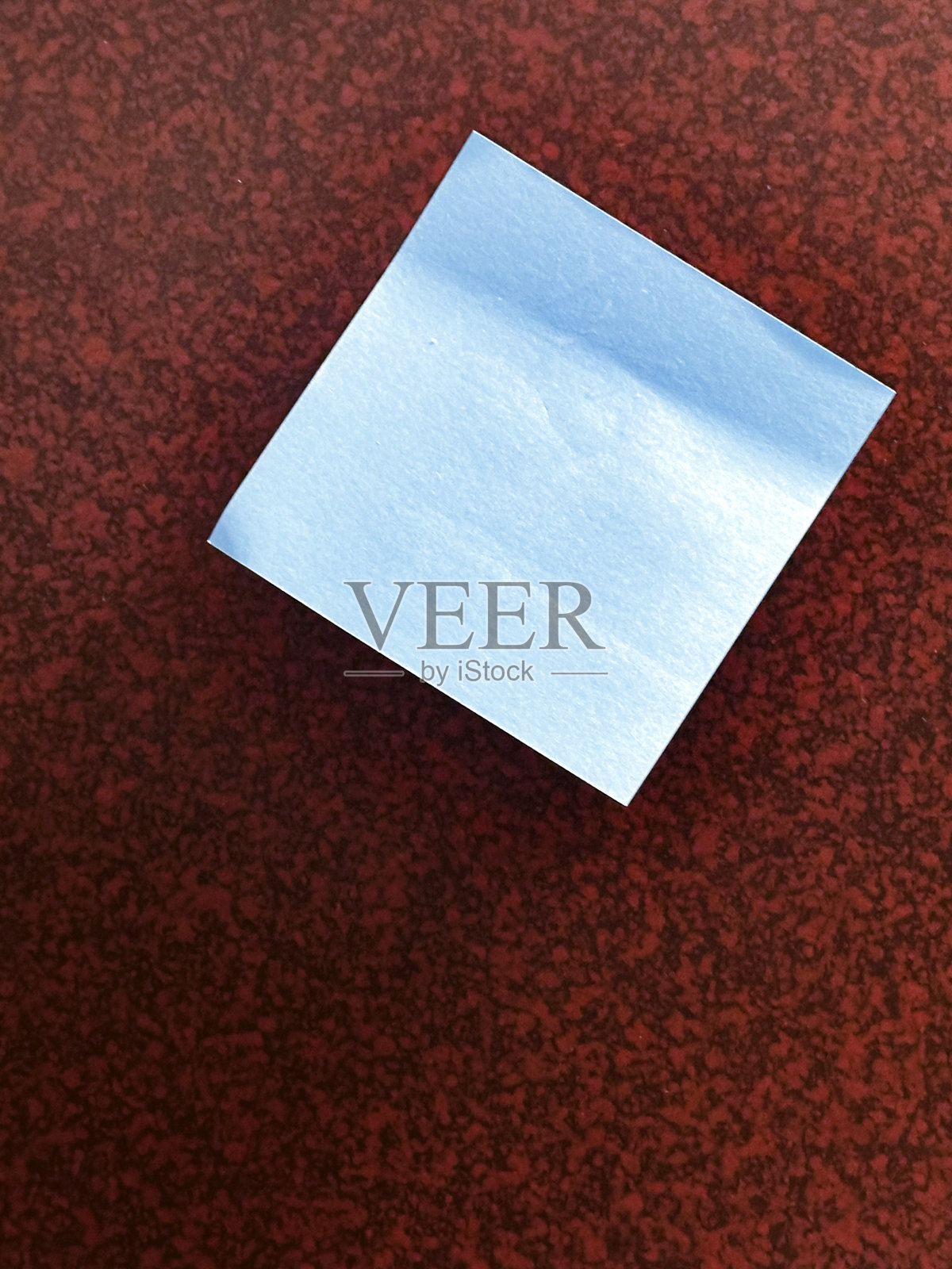 带有蓝色便利贴的木墙照片摄影图片