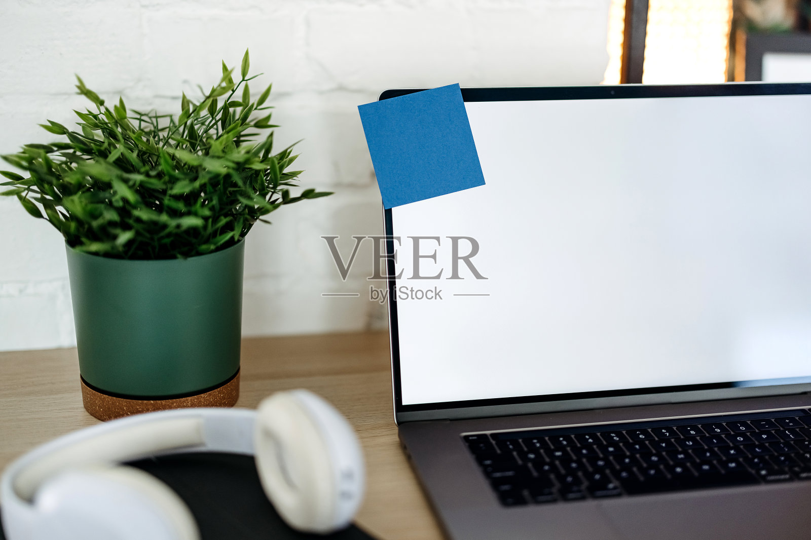 家里桌子上的笔记本电脑照片摄影图片