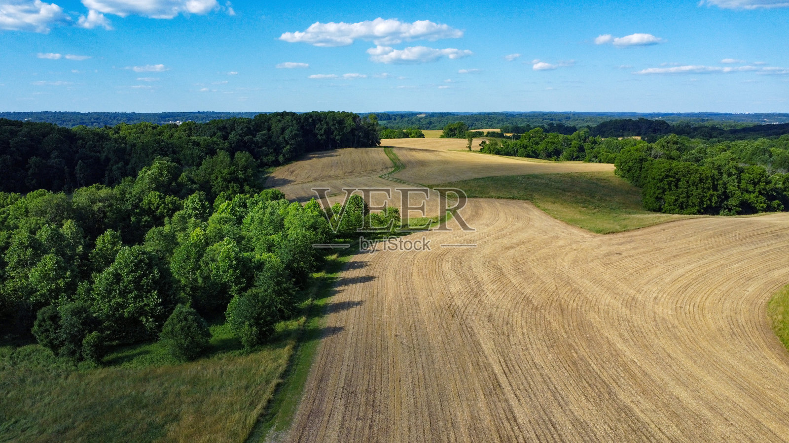夏季，宾夕法尼亚州费城郊区西切斯特附近的自然土地切斯伦保护区鸟瞰图照片摄影图片