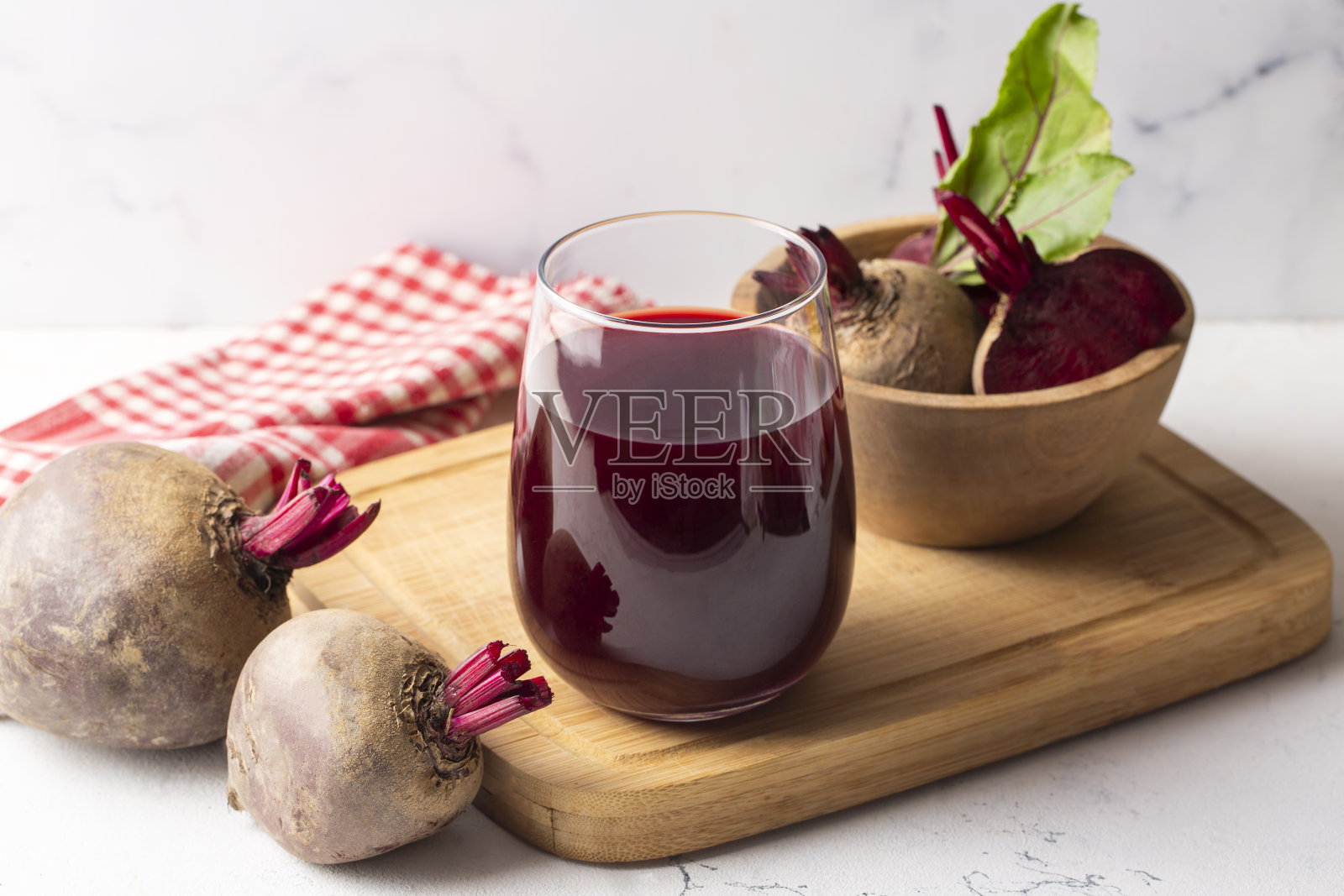 一杯新鲜的甜菜根汁加蔬菜照片摄影图片