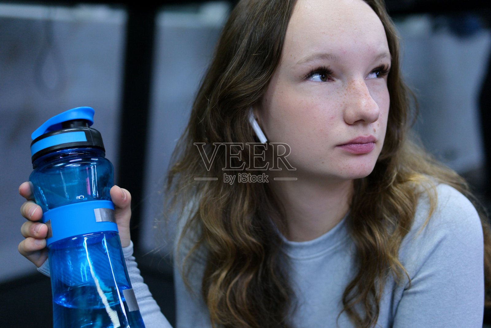 喝水健身房年轻快乐强壮苗条运动的运动运动服热身训练靠近跑步机喝水拿着粉红色的瓶子在健身房竖起大拇指室内锻炼运动动机概念照片摄影图片