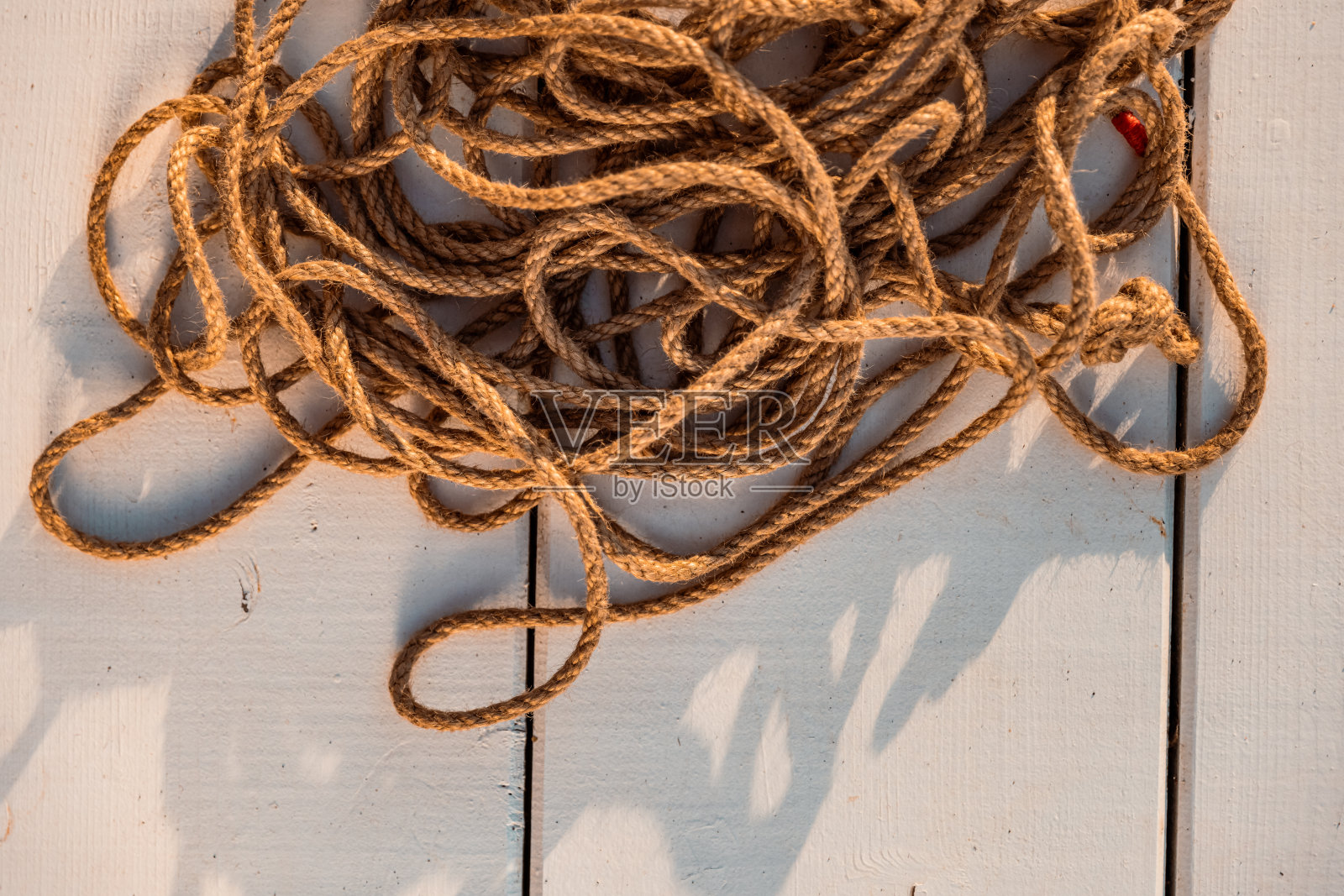 日本传统柴捆中使用的黄麻绳特写-库存照片照片摄影图片