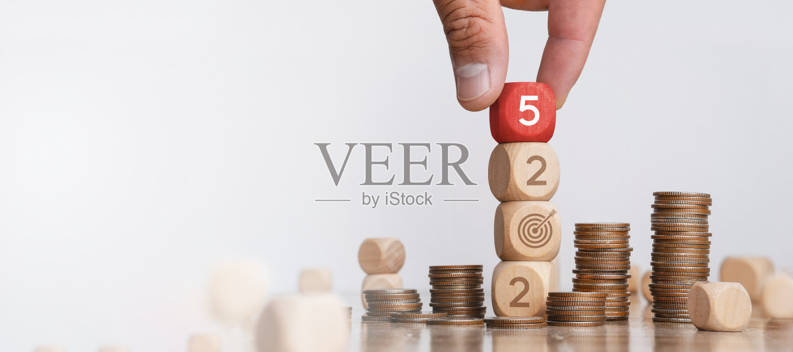 一叠银币，木块排列在2025年。经营理财和成长型概念股，理财投资。税收，房地产，新年计划。新年快乐。照片摄影图片