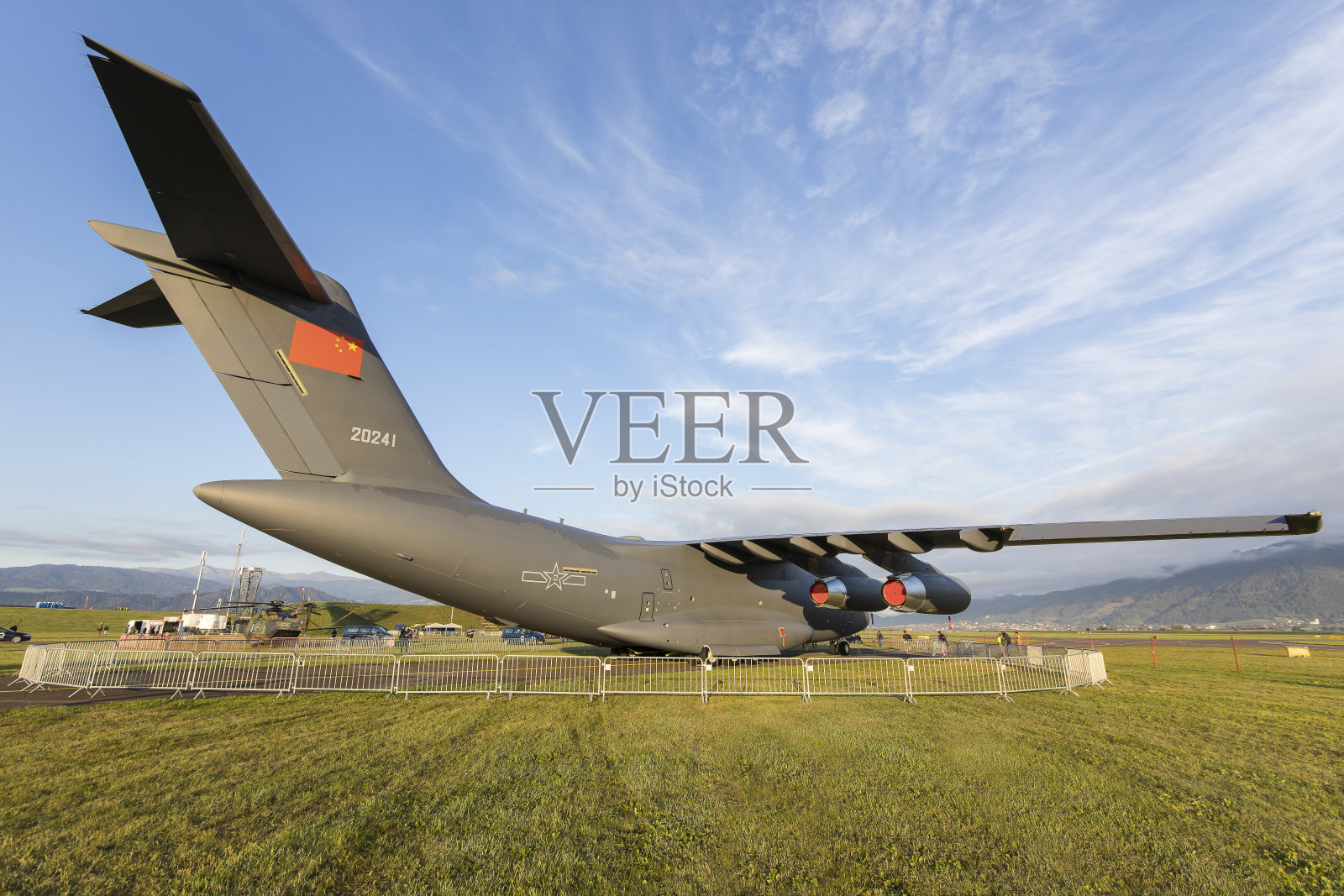 中国空军全新的西安运-20“鲲鹏”运输机在奥地利泽尔特威格举行的中国境外首次展览上亮相照片摄影图片