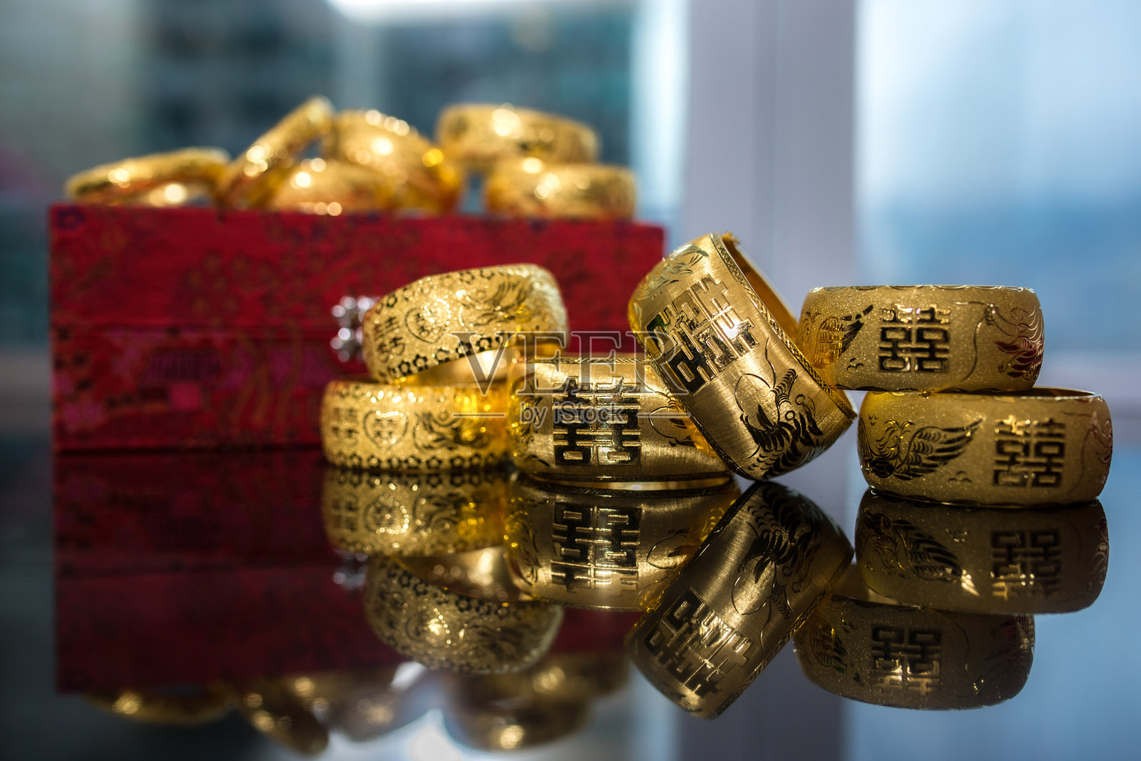 传统的中国婚礼黄金首饰照片摄影图片