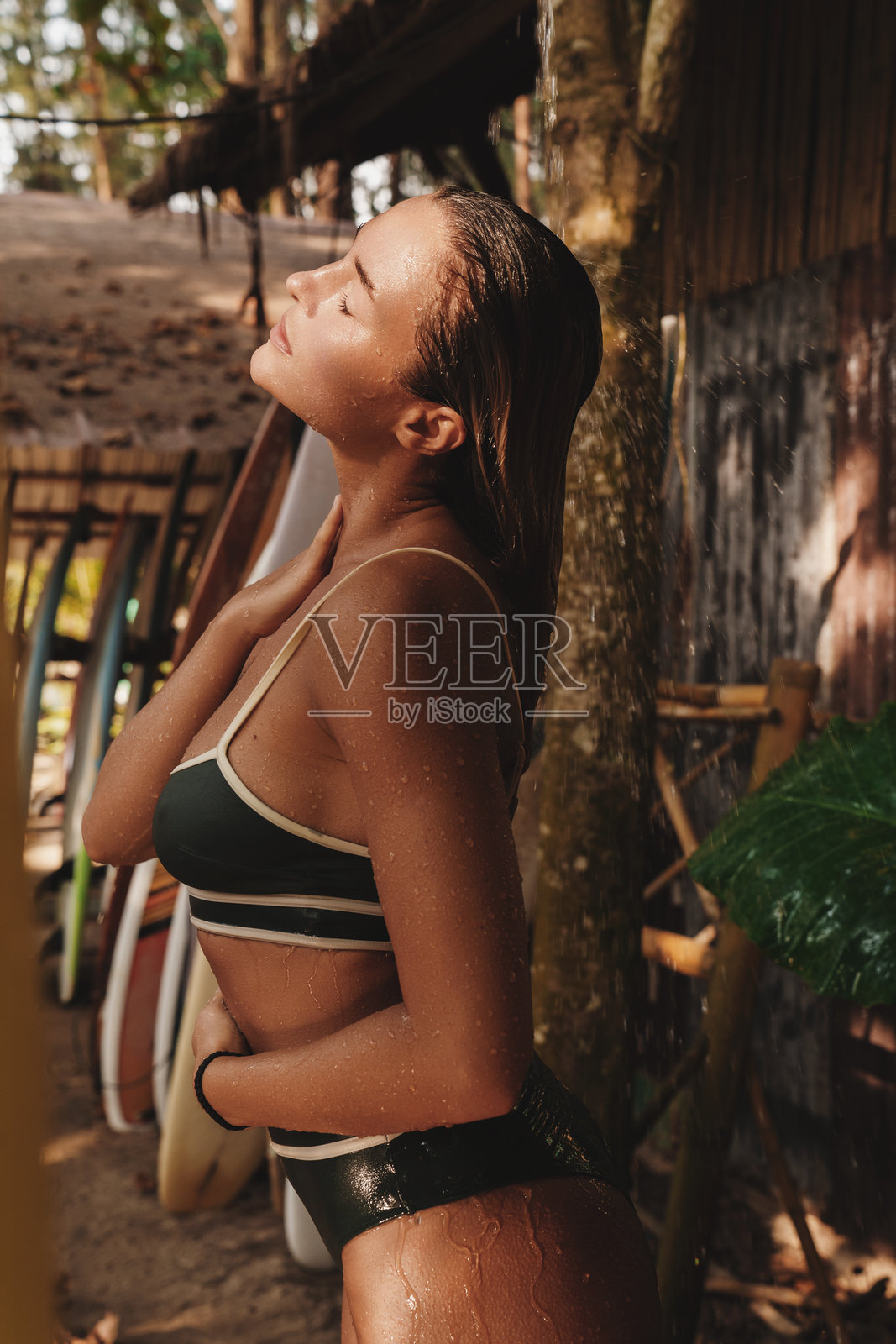 在真正的冲浪营地冲浪后洗澡的女人照片摄影图片