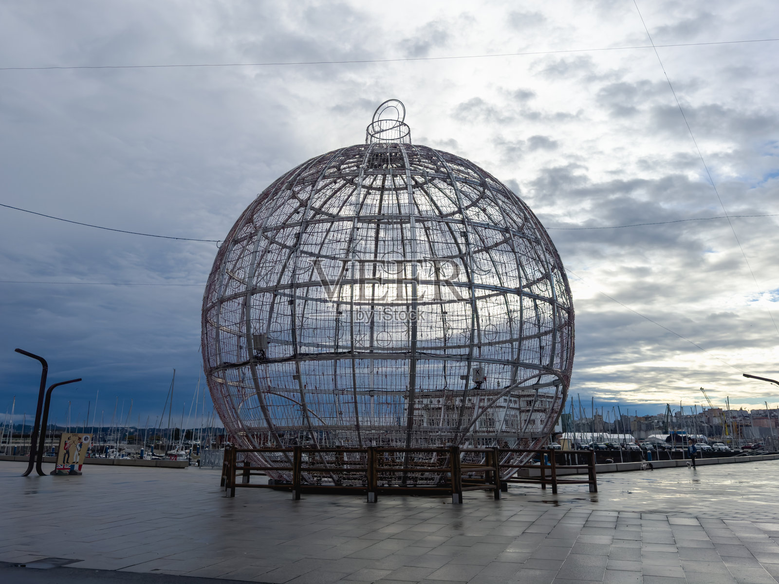 城市长廊上的巨型线框球体雕塑照片摄影图片