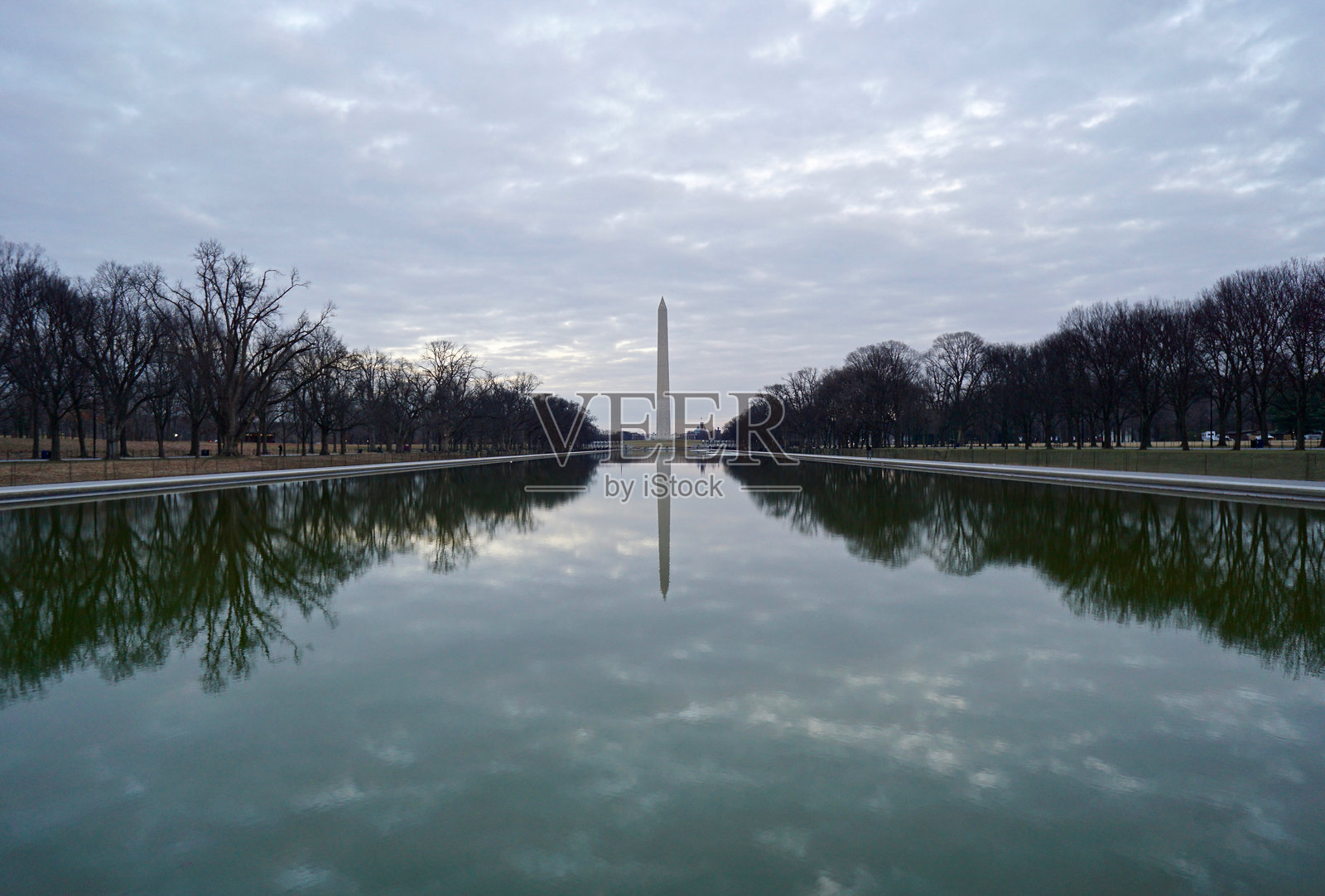 阴天映照下的华盛顿纪念碑照片摄影图片