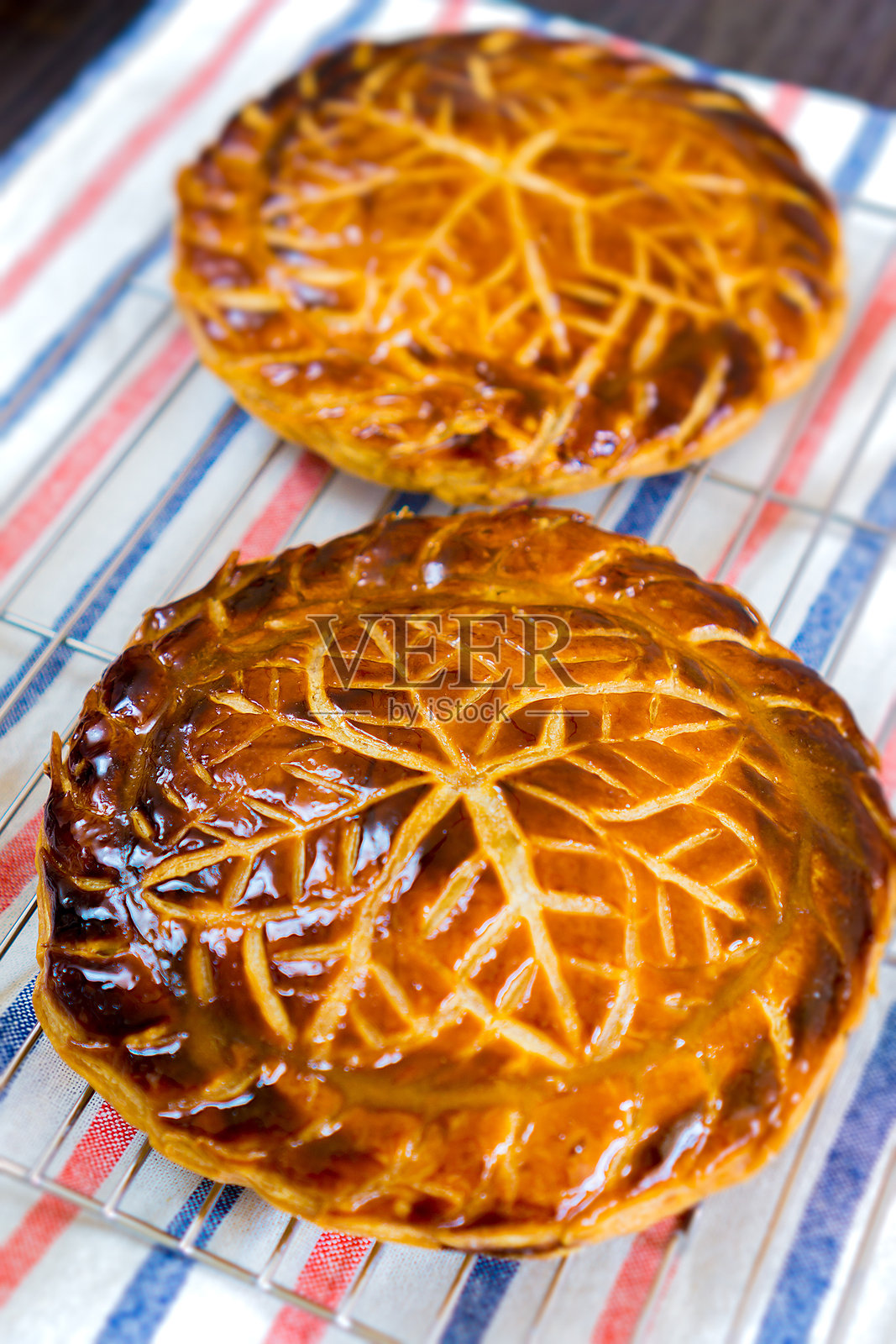 主显蛋糕在桌子上的高角度视图照片摄影图片