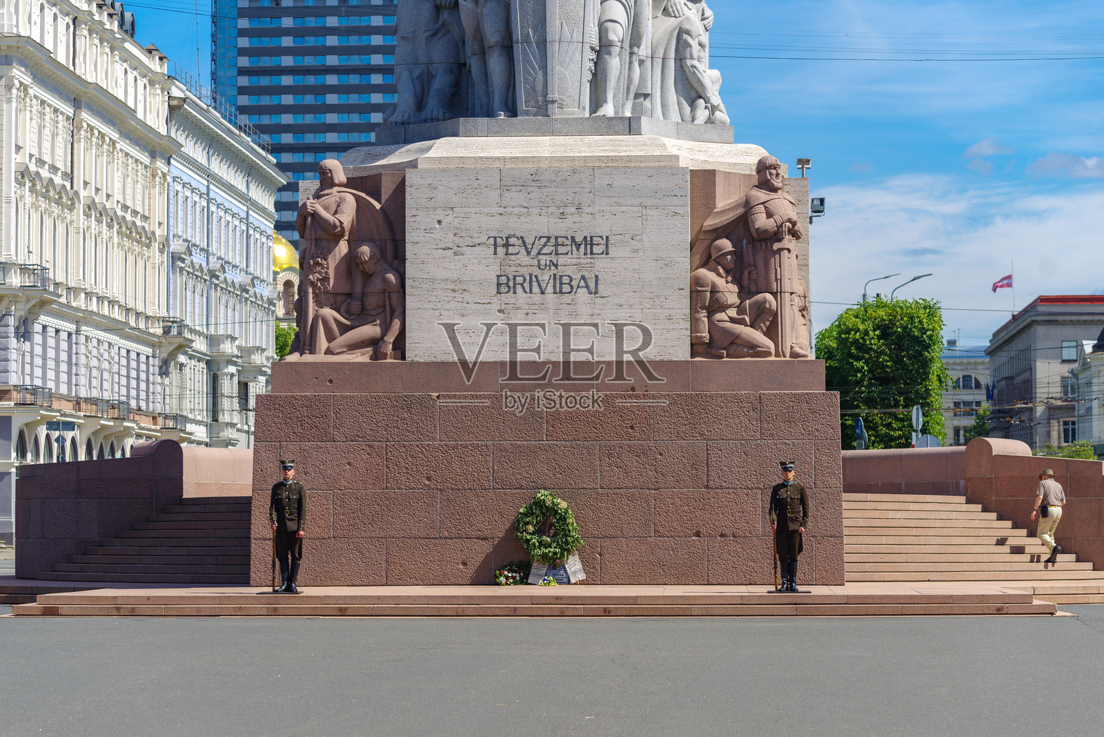 两名士兵站在拉脱维亚首都里加的自由纪念碑前照片摄影图片