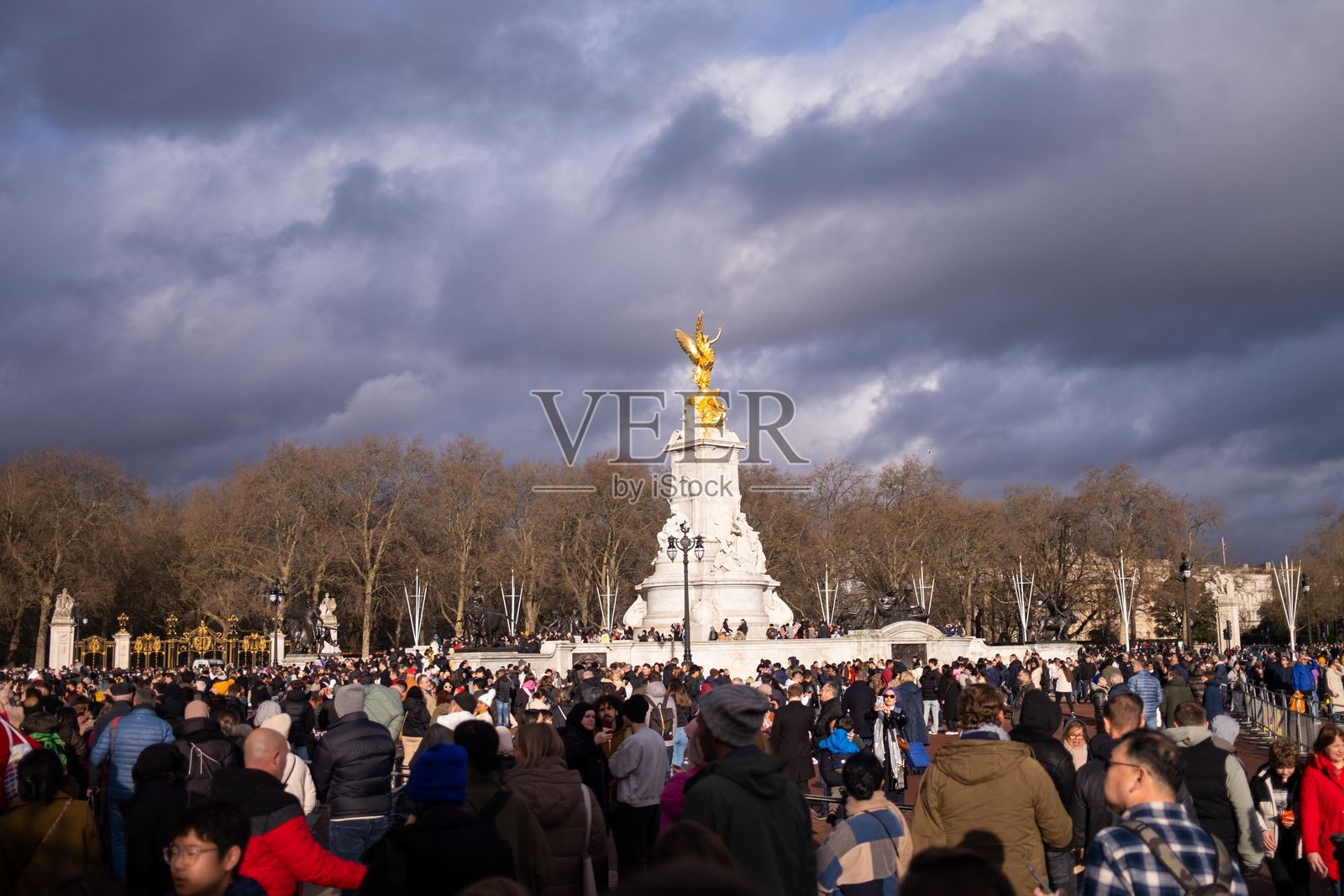 阴天，伦敦维多利亚纪念碑前的人群照片摄影图片