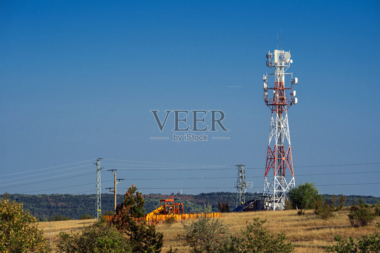 带发射机的电信塔照片摄影图片