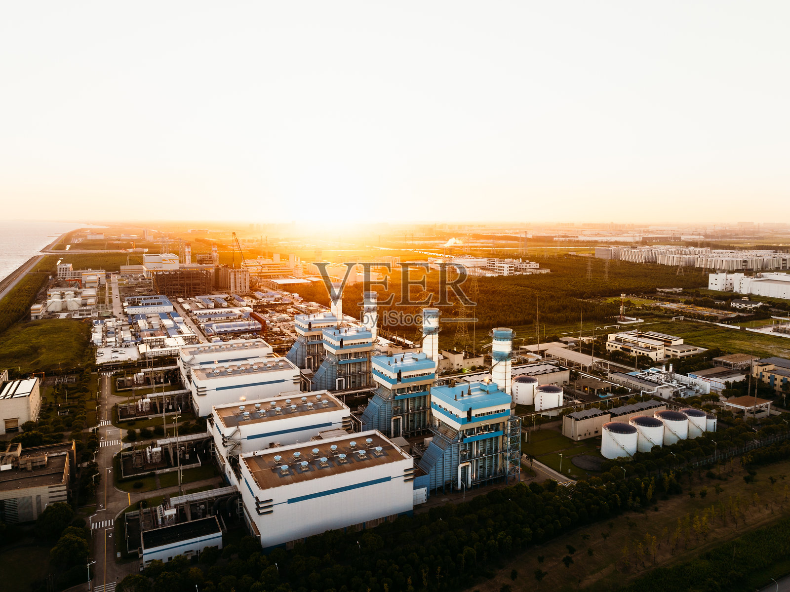 天然气联合循环电厂鸟瞰图。燃气轮机发电厂具有以暮光发电为工厂能源的概念。照片摄影图片