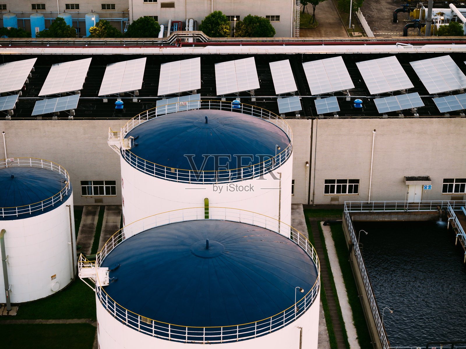 天然气联合循环电厂鸟瞰图。燃气轮机发电厂具有以暮光发电为工厂能源的概念。照片摄影图片