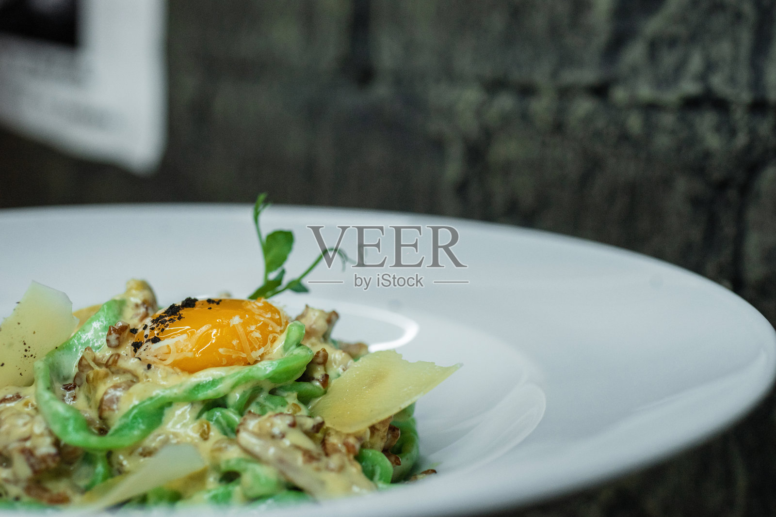 在吧台的桌子上有绿色生菜沙拉，美味的奶油香槟酱和荷包蛋。健康的午餐。特写镜头。照片摄影图片