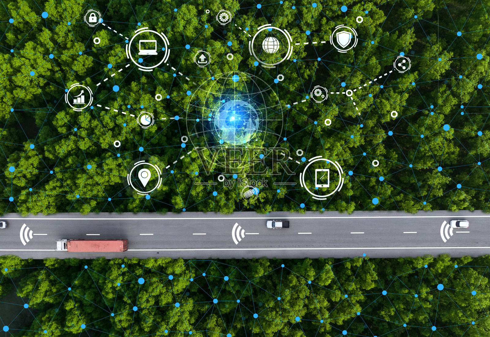 空中俯瞰无人驾驶汽车和氢动力卡车沿着绿色森林公路行驶。未来的可持续交通与电动汽车和可再生能源在生态友好的环境。照片摄影图片