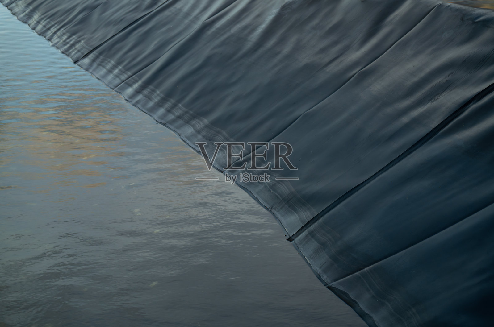 水产养殖池塘内衬系统。HDPE土工膜技术。可持续养鱼业的水污染与环境保护。高密度聚乙烯改造水产养殖池塘。照片摄影图片