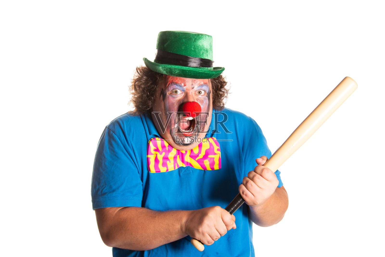 恐怖电影里的邪恶小丑在白色背景上摆姿势。照片摄影图片