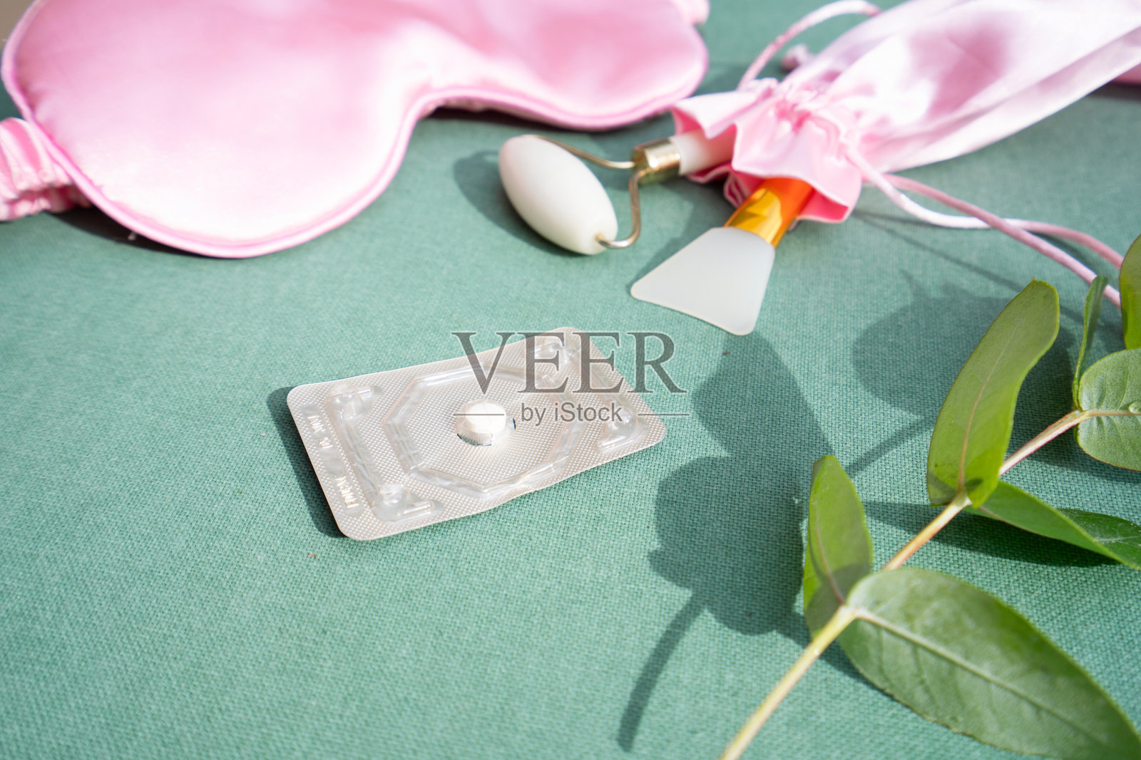 寻找女性健康用品，比如吸塑包、眼罩和卫生用品照片摄影图片