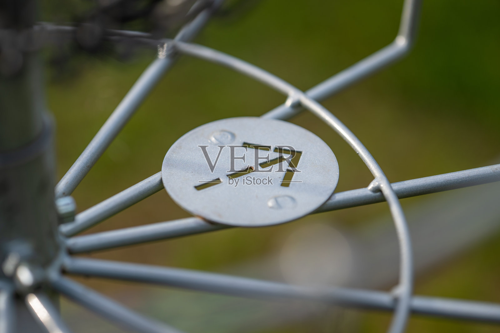 箭在一个圆盘高尔夫球目标显示方式到下一个目标。照片摄影图片