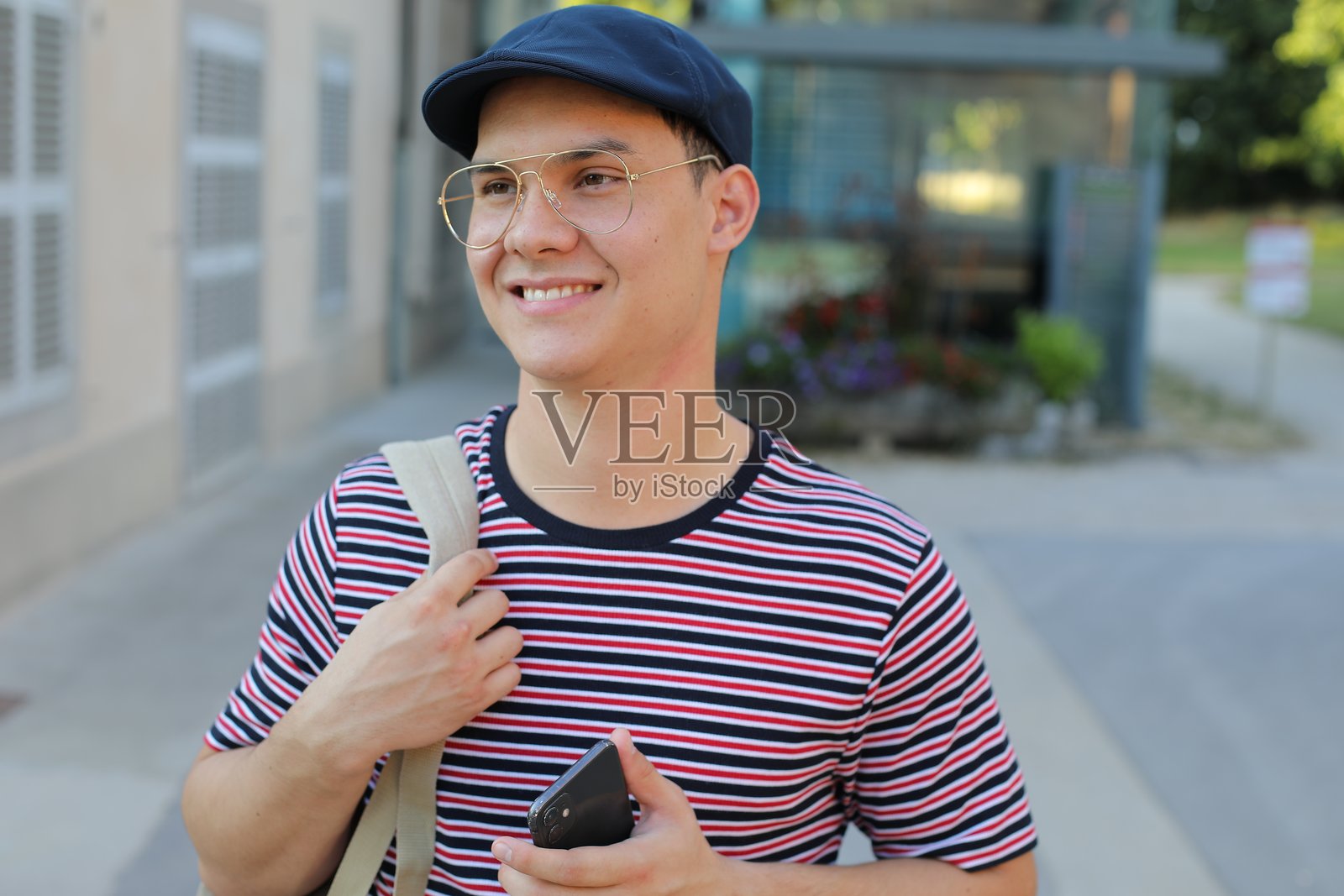 年轻英俊的男人拿着他的背包照片摄影图片