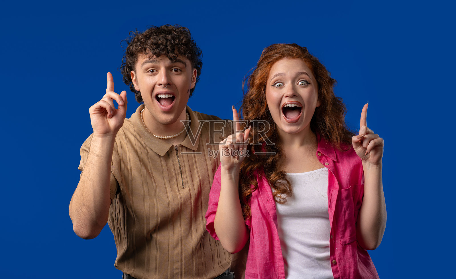 突破性创意，夫妻男女，顿悟时刻，指手指脚照片摄影图片