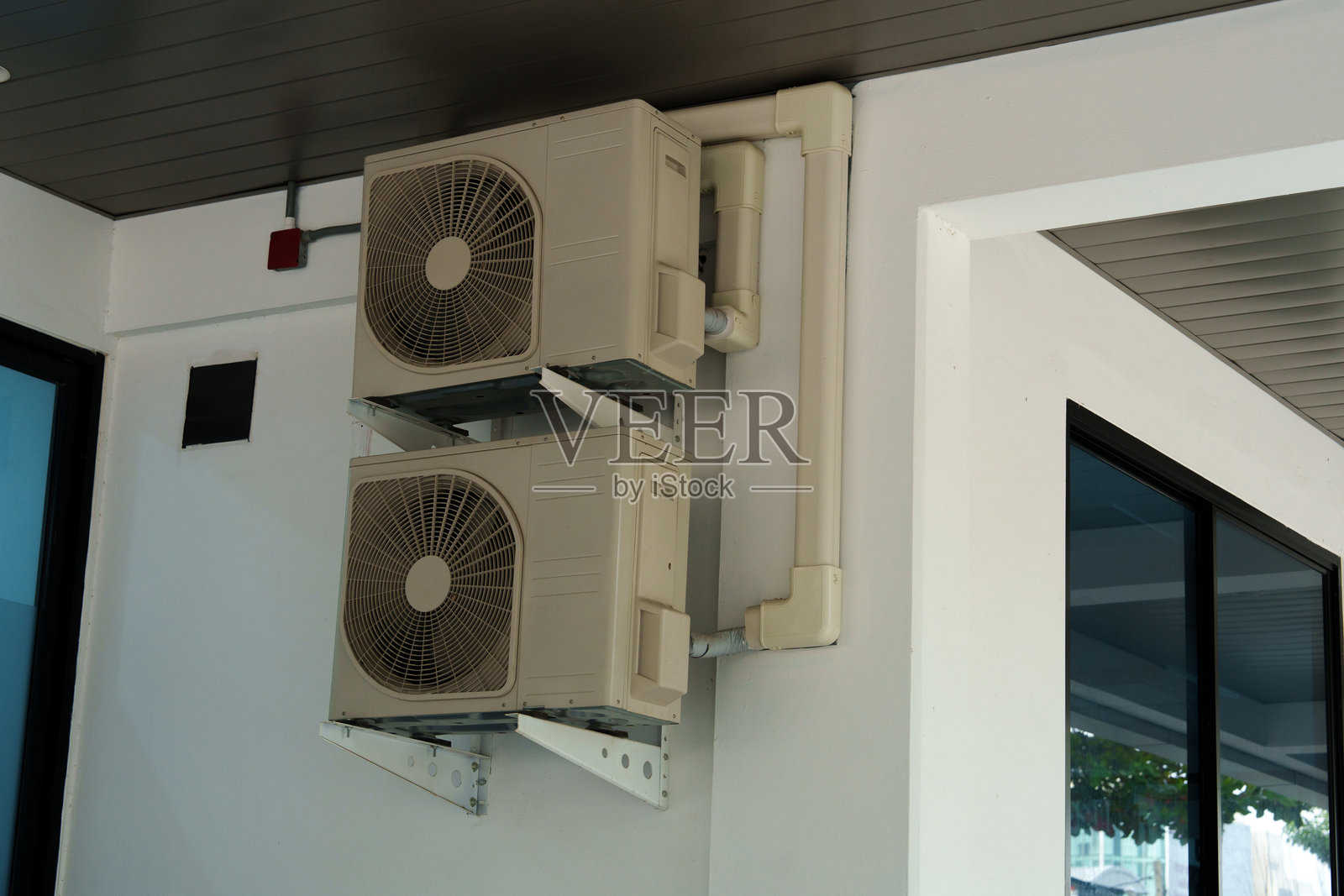 楼顶上的空调。气候控制的概念。照片摄影图片