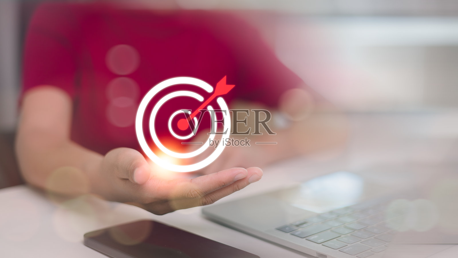 女商人用箭头展示飞镖，实现商业目标的理念。照片摄影图片