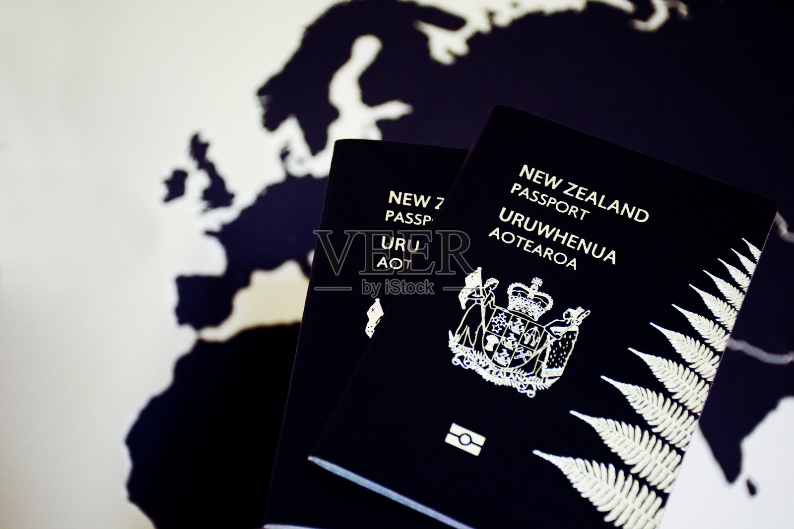 新西兰护照附世界地图照片摄影图片