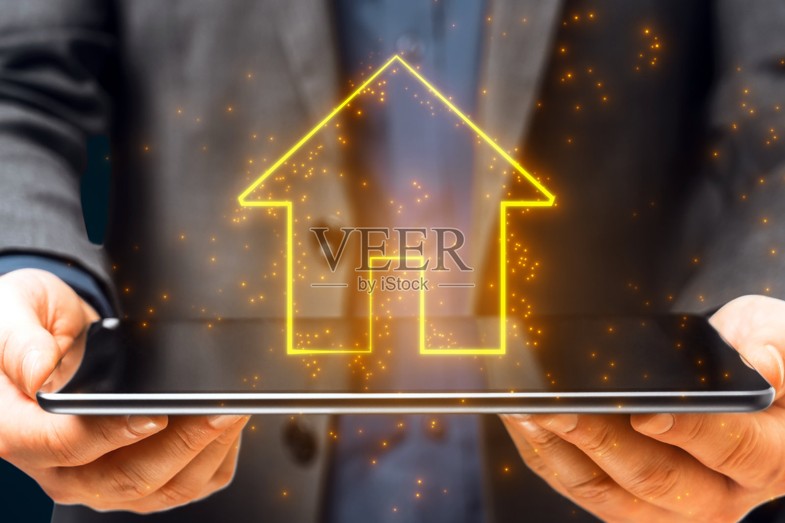 智能家居概念与霓虹房子图标在平板电脑在手，数字背景。照片摄影图片