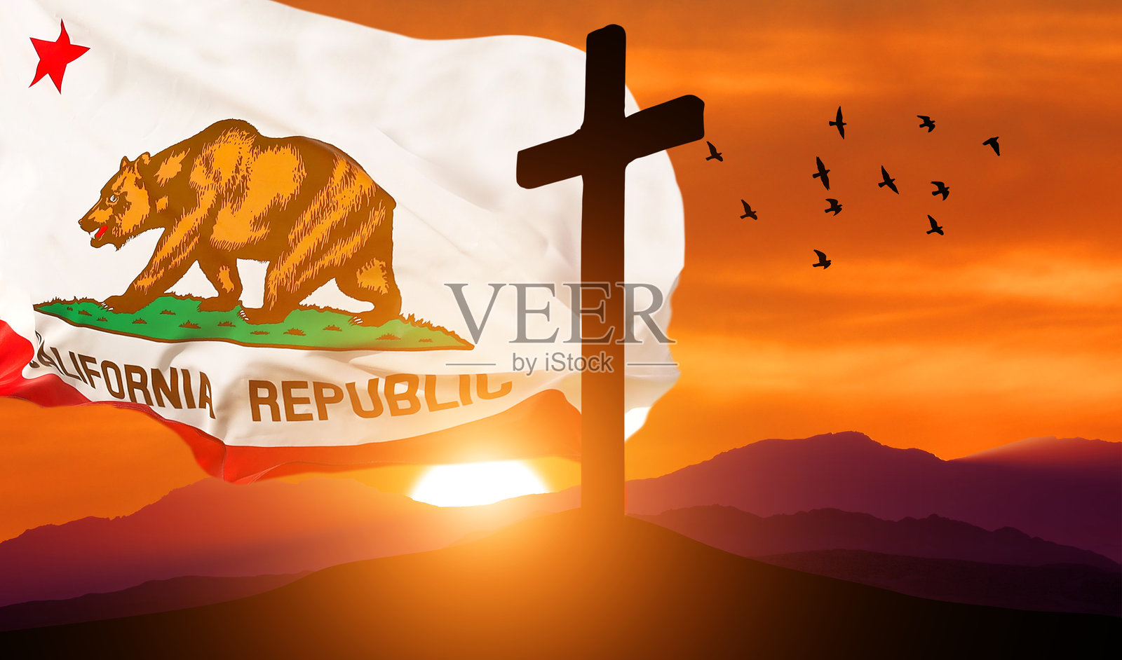 加州州旗和基督十字架在夕阳的背景下。照片摄影图片