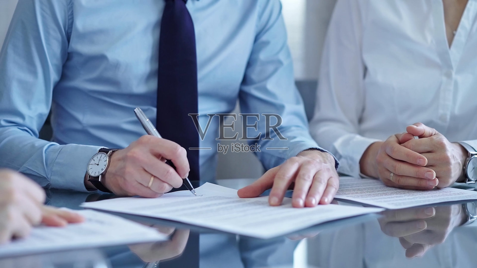 商务人士在公司会议上签署重要文件。双赢的概念照片摄影图片