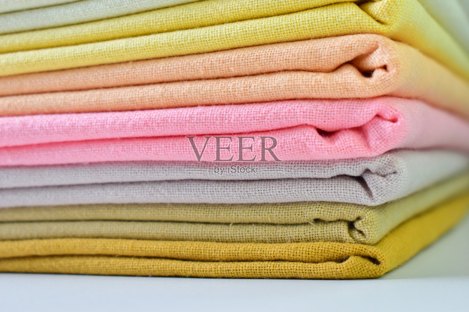 一堆堆五颜六色的棉衣，凑近一堆堆衣服照片摄影图片